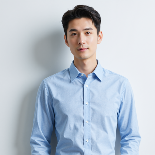 三十二岁左右男性产品经理头像，穿休闲衬衫，专注工作表情，简约背景